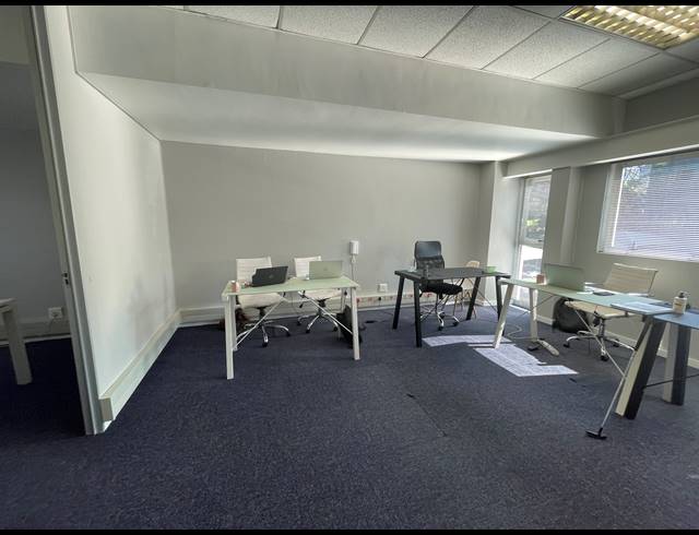 128M² OFFICE TO LET IN LYME PARK
